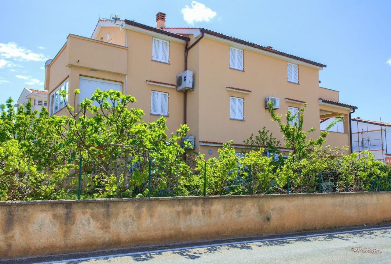Apartments Aster Malinska Buitenkant foto
