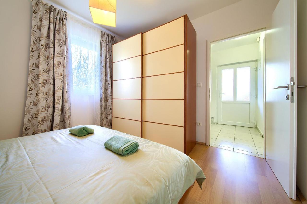 Apartments Aster Malinska Buitenkant foto